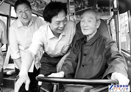 老人对365bet体育开户客服评价 老人对365bet体育开户客服评价